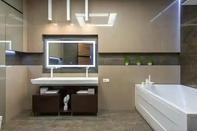 baño con espejo y bañera después de una reforma